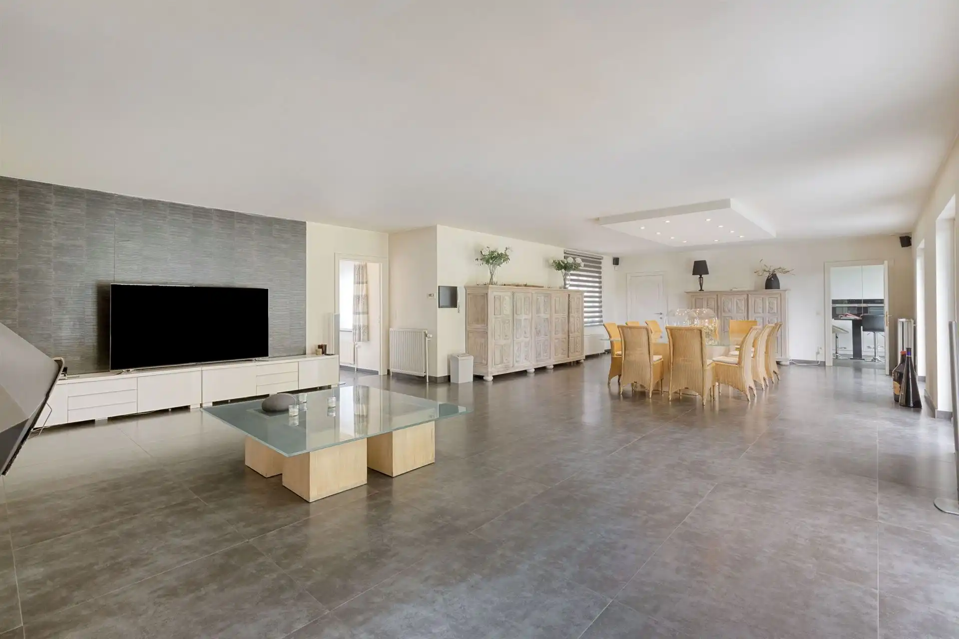 Open bebouwing met 5 (mog. 7) slaapkamers, tuin en garage foto 5