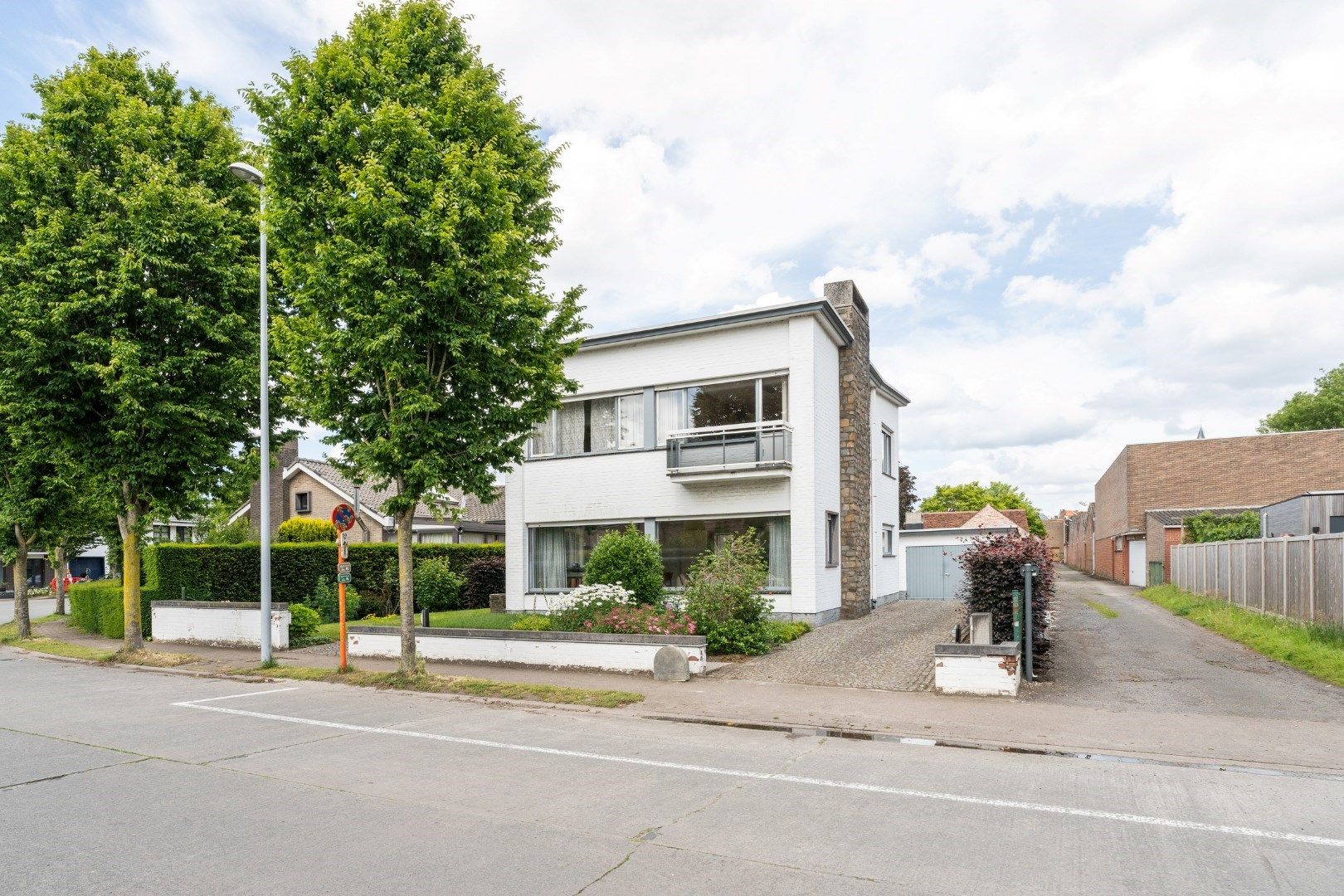 Hoofdfoto van de publicatie: Centraal gelegen lichtrijke villa met 3 slpk, tuin en garage, Torhout