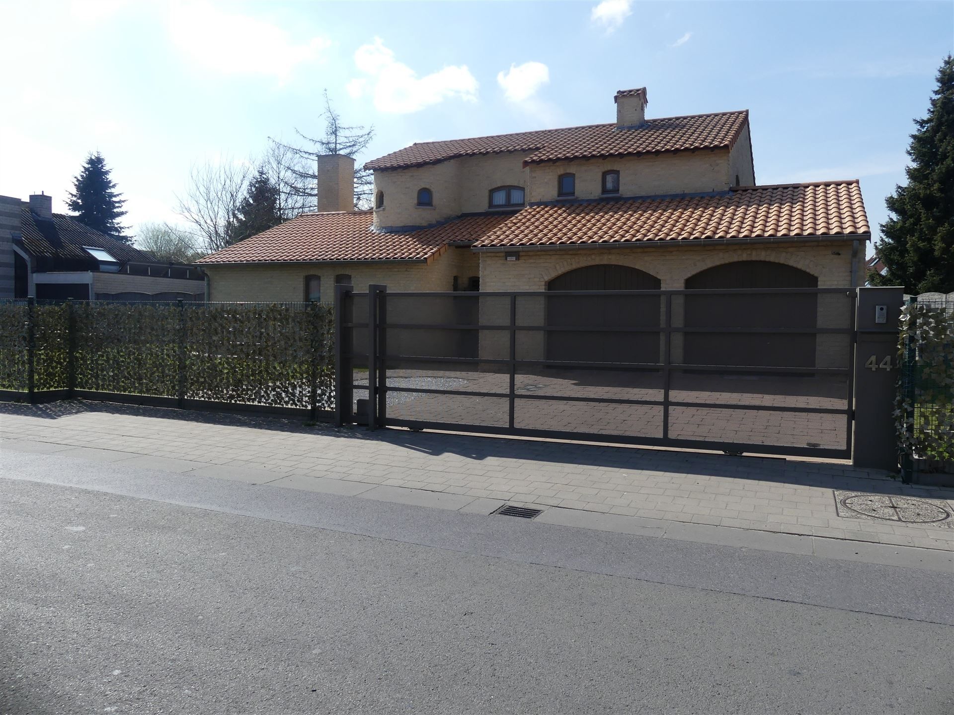 Ruime open bebouwing gelegen in topbuurt ! foto {{pictureIndex}}