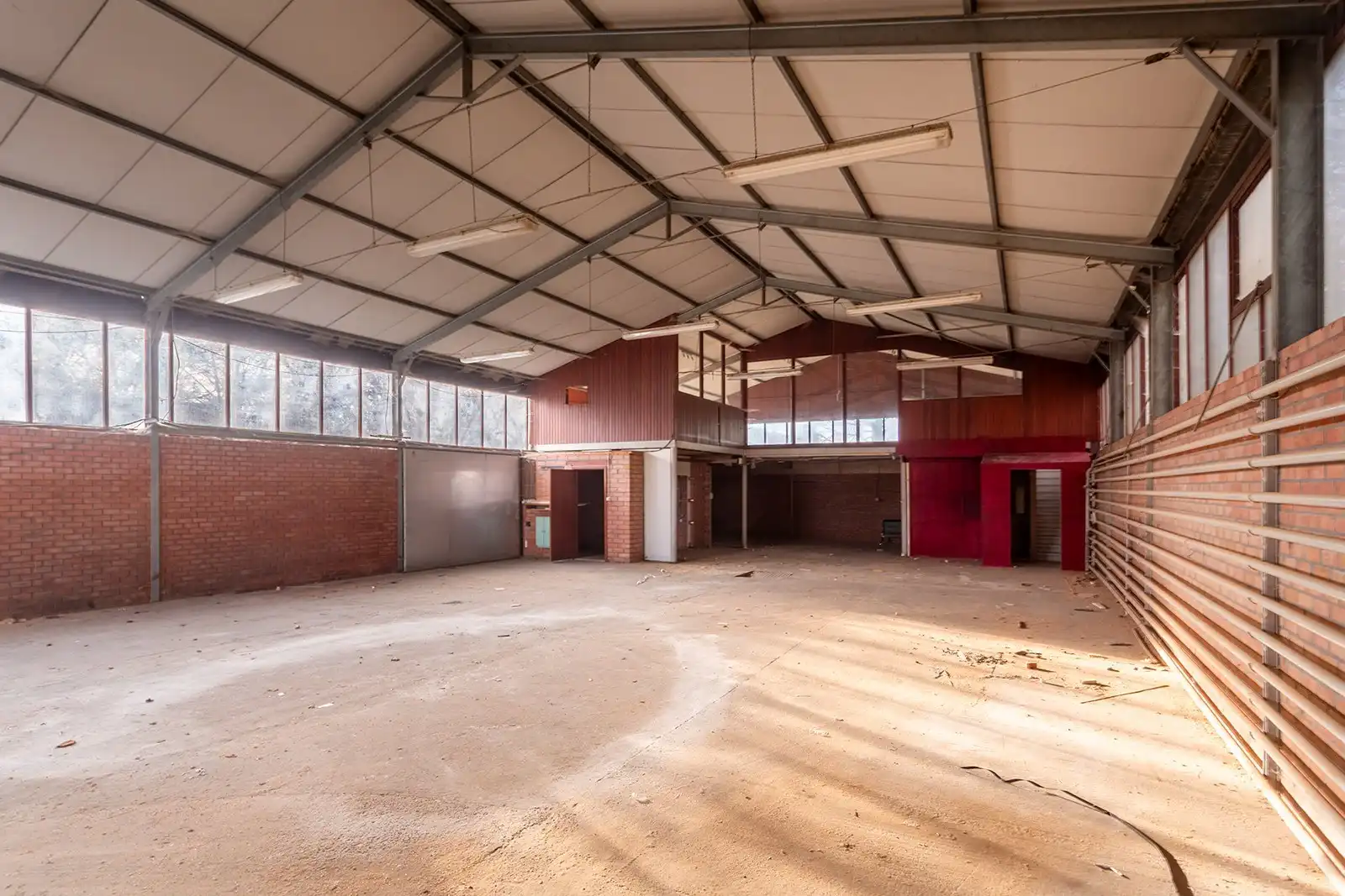 Uniek domein met villa, magazijn en uitgestrekte gronden foto 26