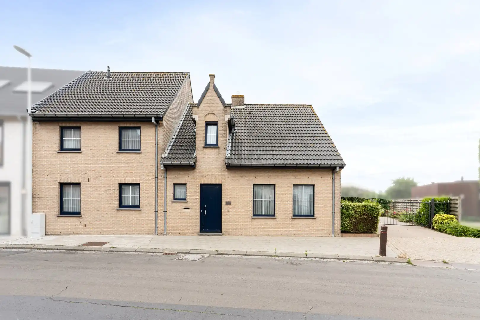 Te koop in Bredene: ruime instapklare halfopen bebouwing met 4 slaapkamers, grote tuin en multifunctioneel bijgebouw op 848 m² foto 4