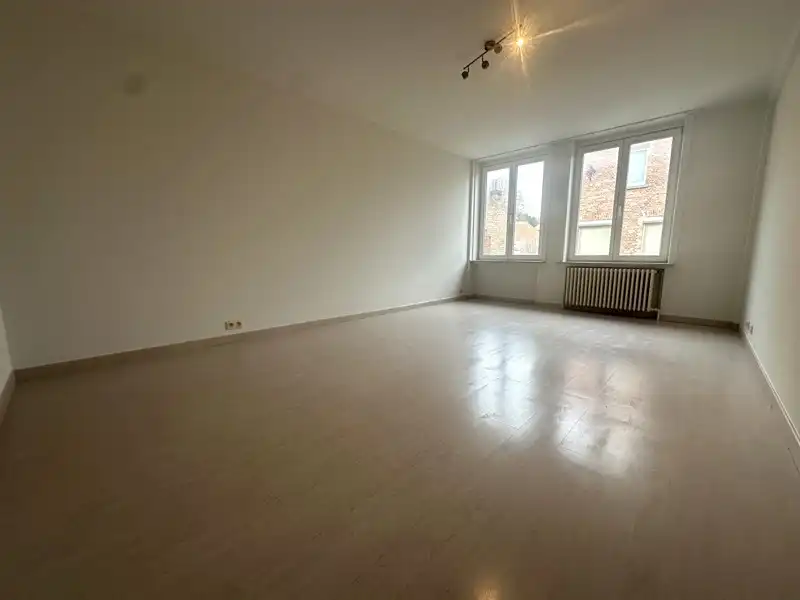 Ruim appartement met grote raampartijen in centrum Brugge! foto 3