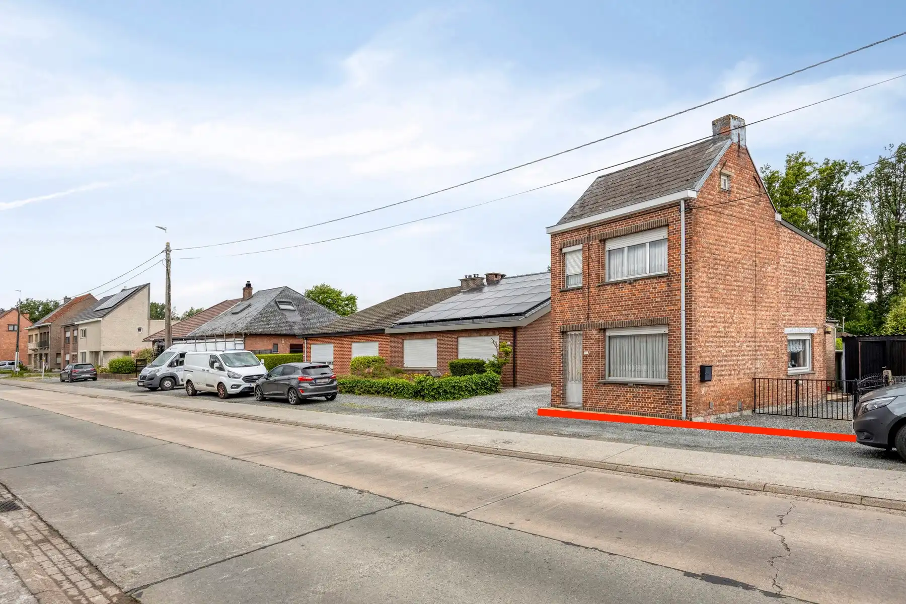 Hoofdfoto van de publicatie: Te renoveren (starters-)woning met 2 slaapkamers.