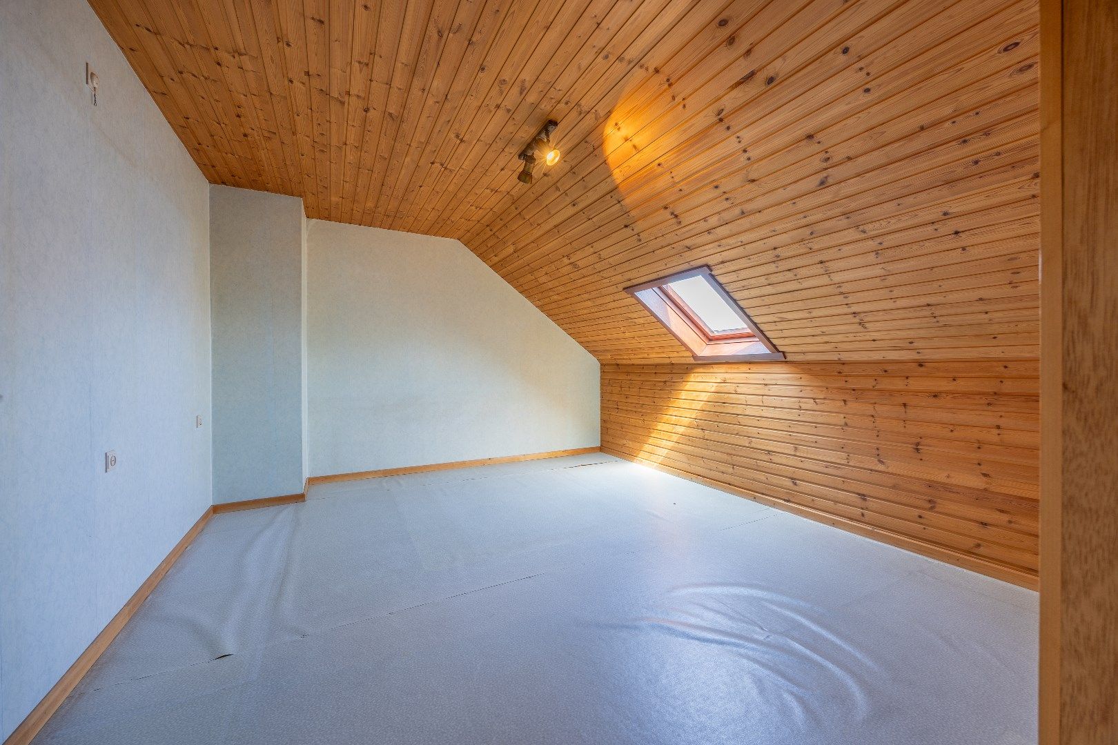 Te renoveren woning met uitweg en garage  foto 10