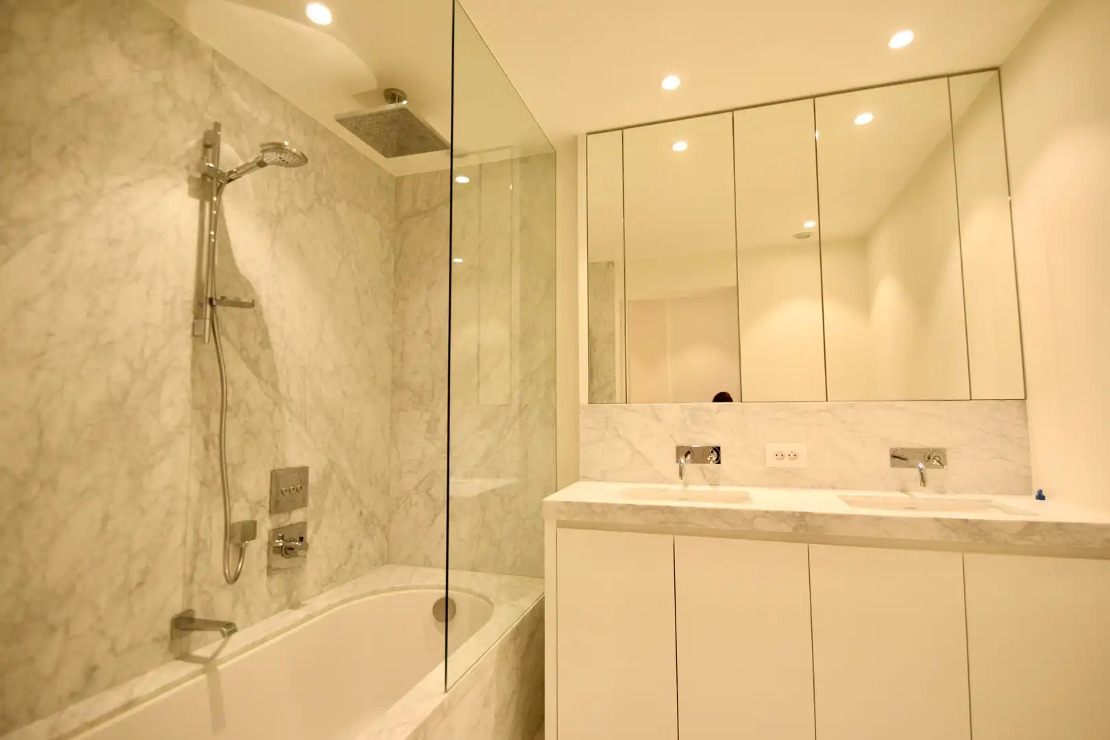 Zonovergoten tuin appartement met groot terras en prachtige tuin gelegen in het exclusieve domein Tennis Gardens. foto 17