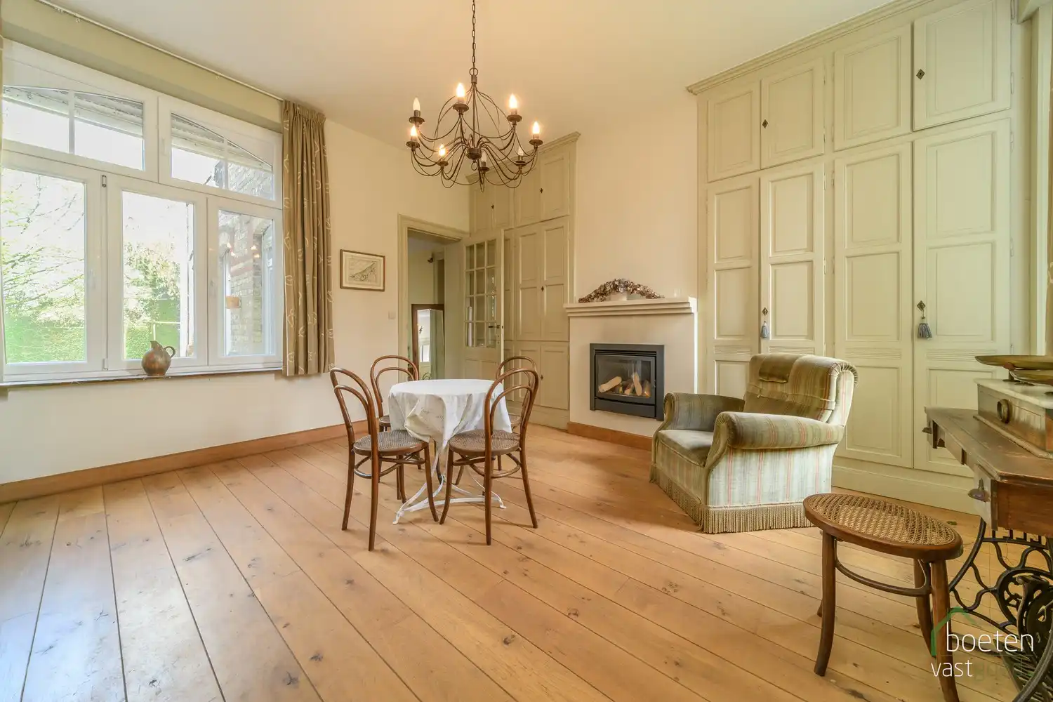 ALVERINGEM: Karaktervolle herenwoning uit het interbellum (jaren 30) met authentieke geveldetails en een warm landelijk interieur op 3.253 m² totale grondopp. foto 9