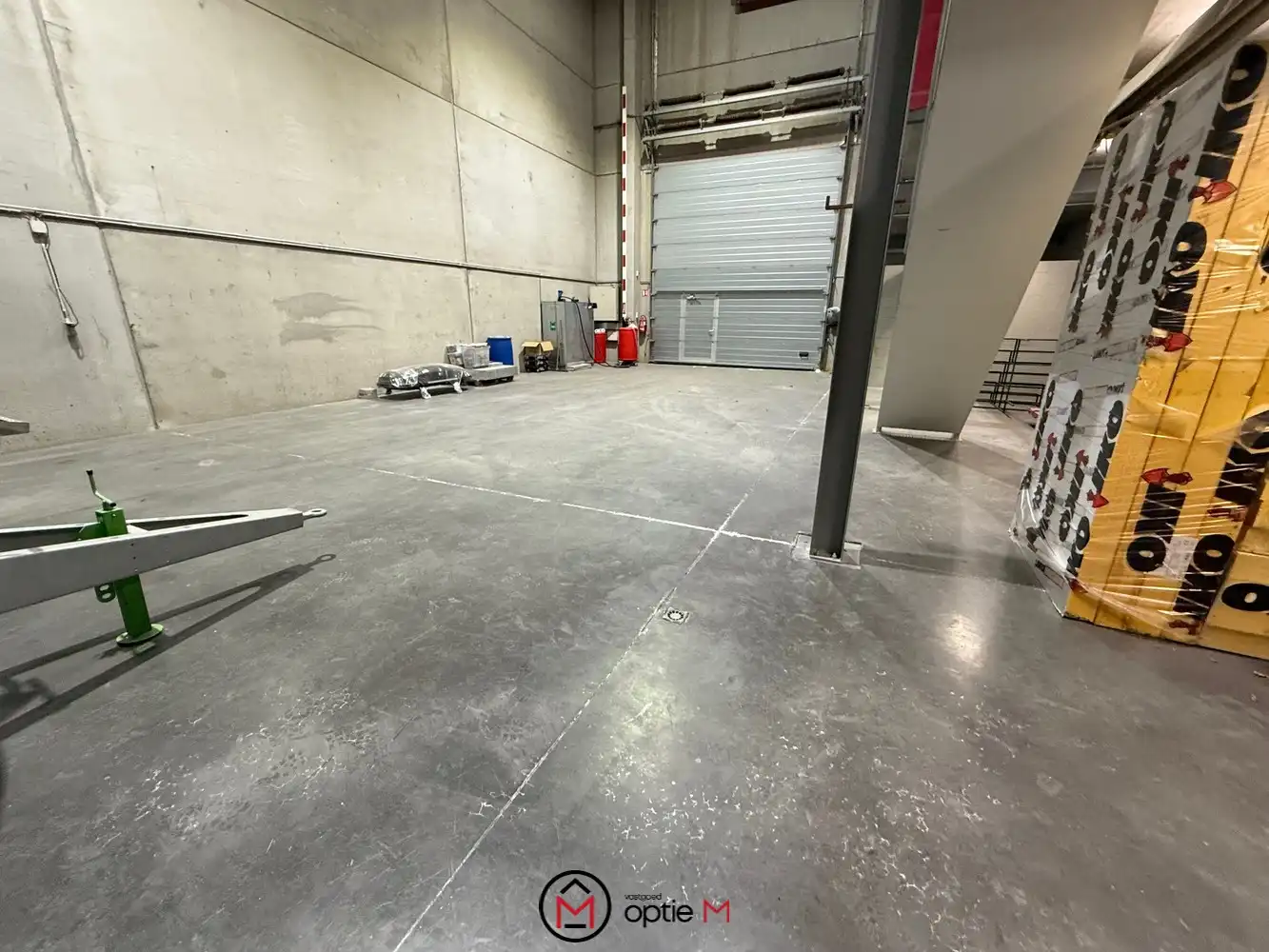 GOED GELEGEN MAGAZIJN MET SANITAIR EN BUREEL foto 3