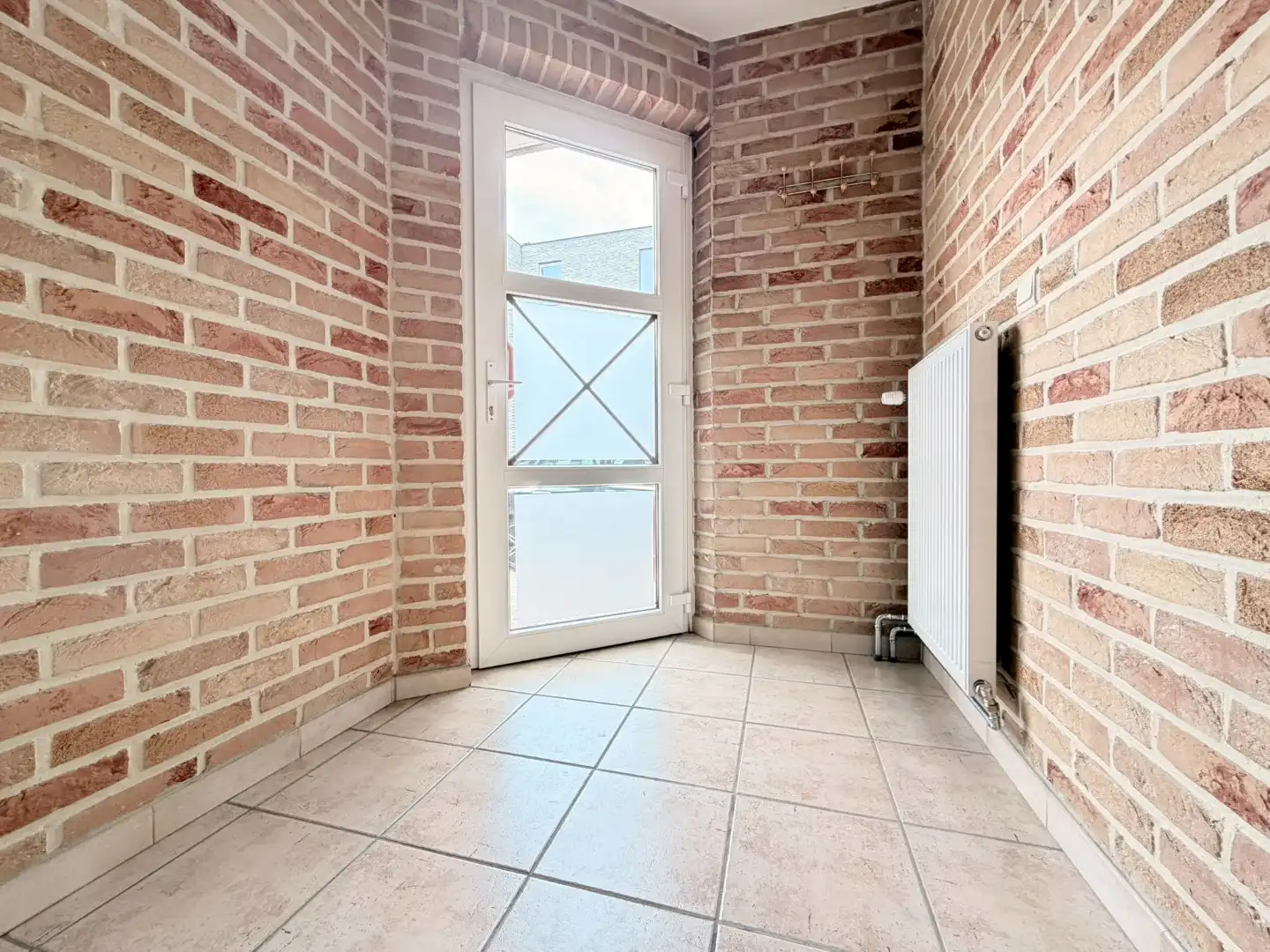 Netjes gerenoveerd 1-slaapkamer appartement met ruime kelder en inpandige garage foto 5