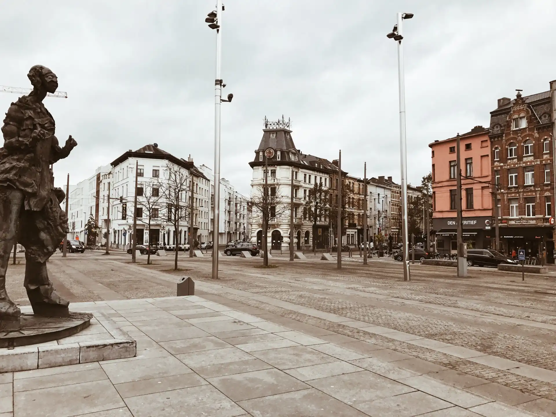 Ruime te renoveren woning met 4 verdiepen & garage foto 2