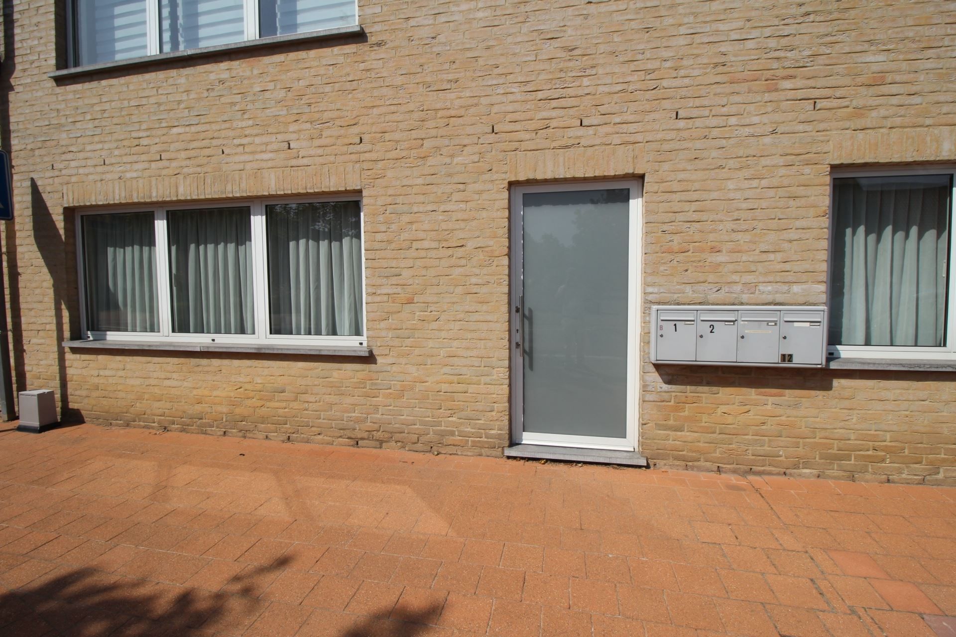 Gelijkvloers appartement met terras, tuin en garage. foto 3