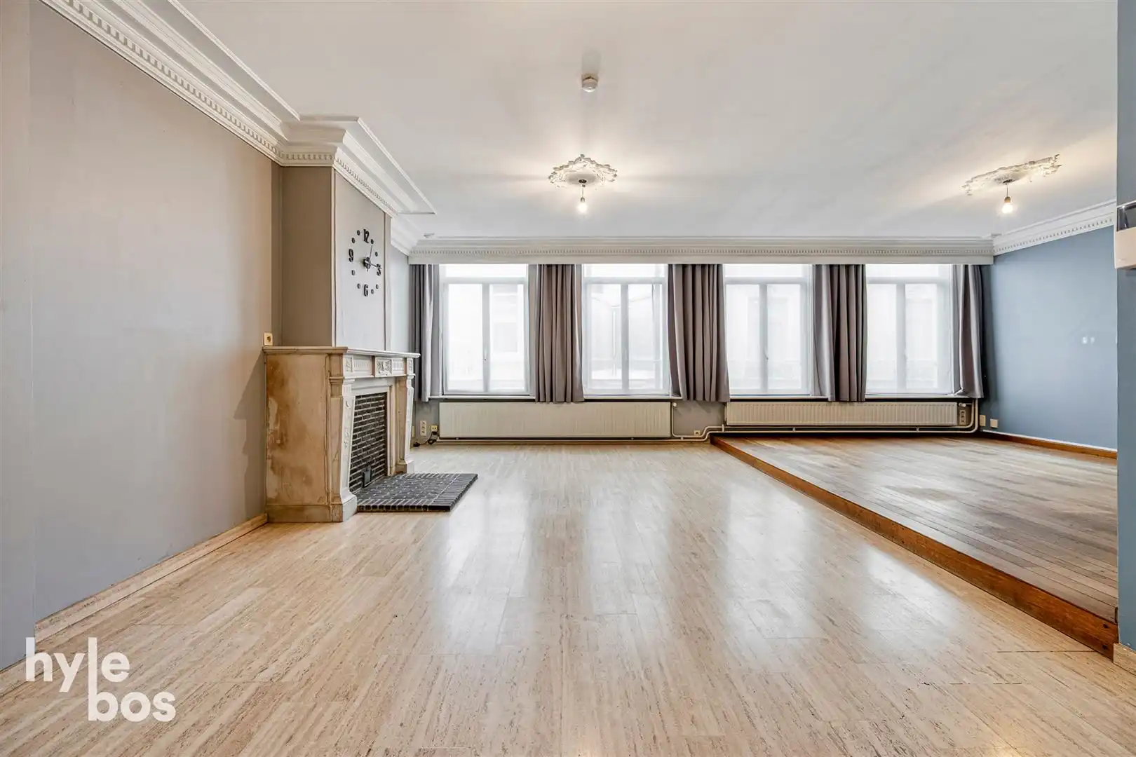 Ruim bovenhuis met groot magazijn in het centrum van de stad foto 2