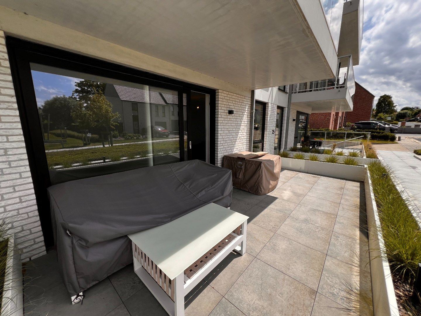 GELIJKVLOERS APPARTEMENT MET 2 SLAAPKAMERS, TERRAS EN GARAGE IN IEPER foto 6