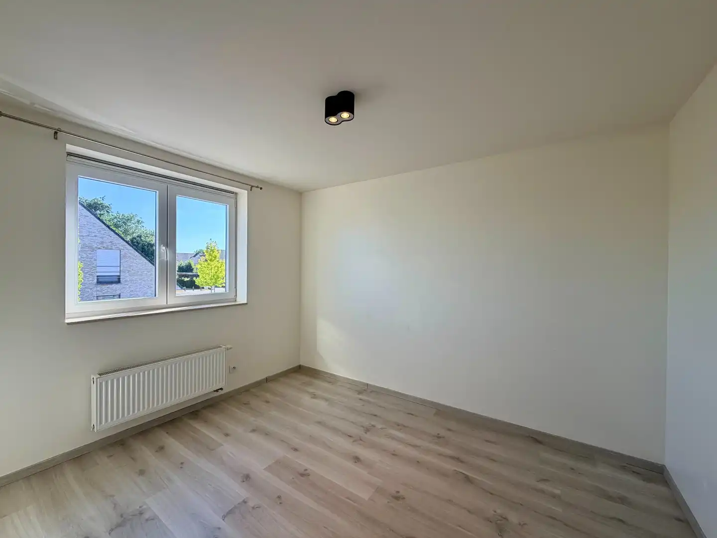 Ideale starterswoning in rustige woonwijk te Ledegem! foto 7