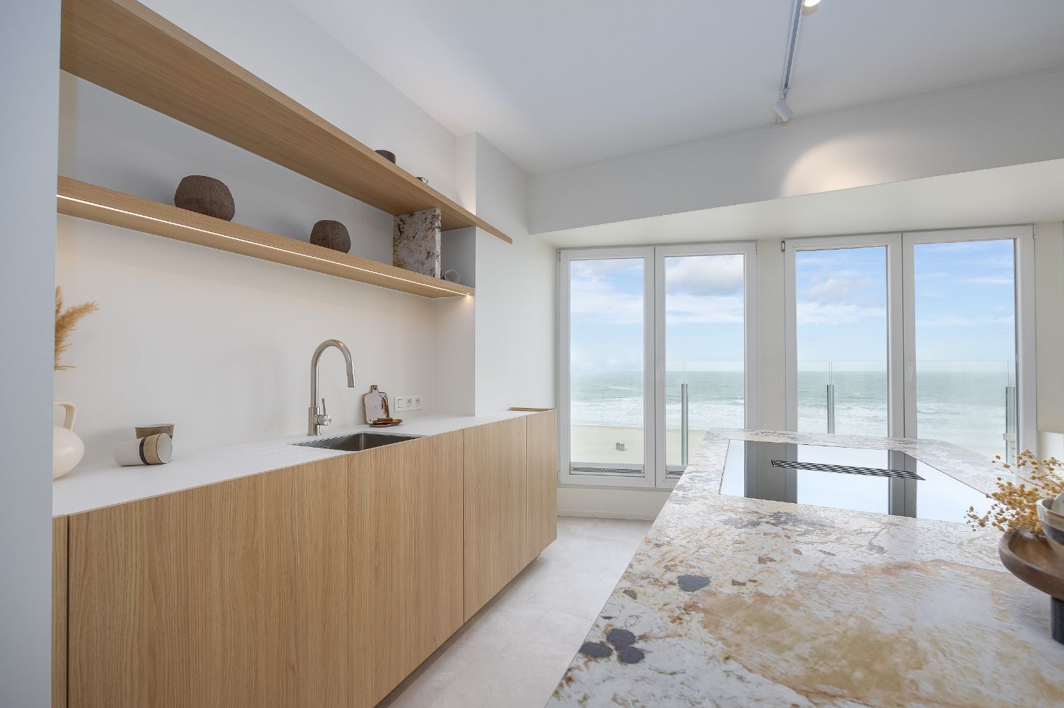 Luxueus 2 slaapkamer-appartement met frontaal zeezicht! foto 7