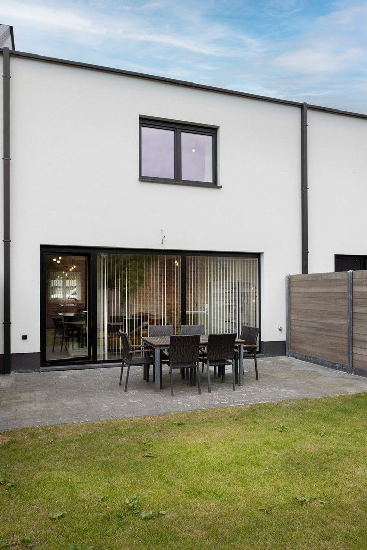Zeer recente woning met 4 slaapkamers, tuin en garage. foto 14