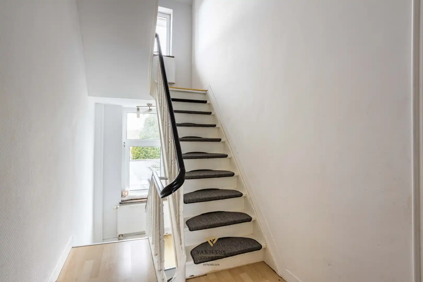 Ruime gezinswoning met 4 slaapkamers, tuin en eigen parkeerplaats. foto 14