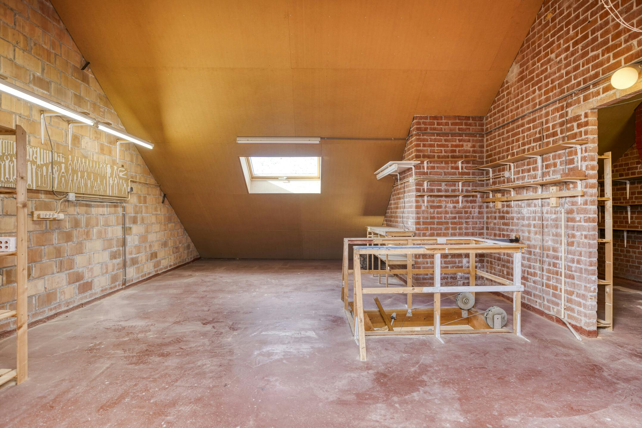 Halfopen huis te koop in Ieper met 4 kamers, tuin en garage foto 31
