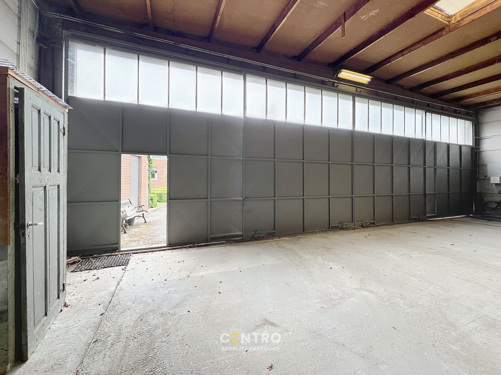 Goed gelegen MAGAZIJN (± 300m2) met parking TE HUUR nabij centrum Roeselare. foto 13