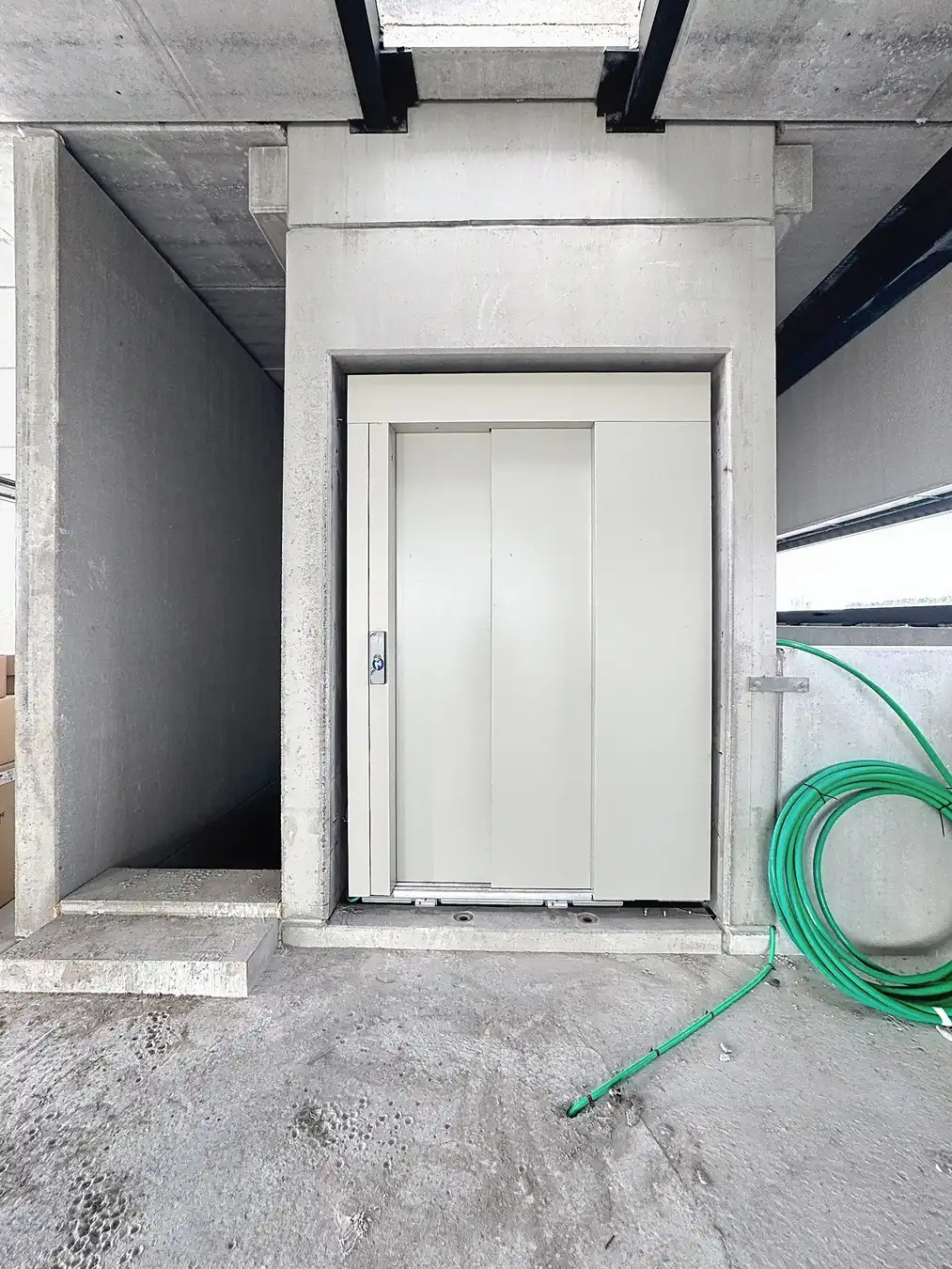 Op hoek-en zichtlocatie te Maldegem: Casco-KANTOORRUIMTE (285m²) met zonne-TERRAS (50m²) TE HUUR op eerste verdieping (lift aanwezig)! foto 12