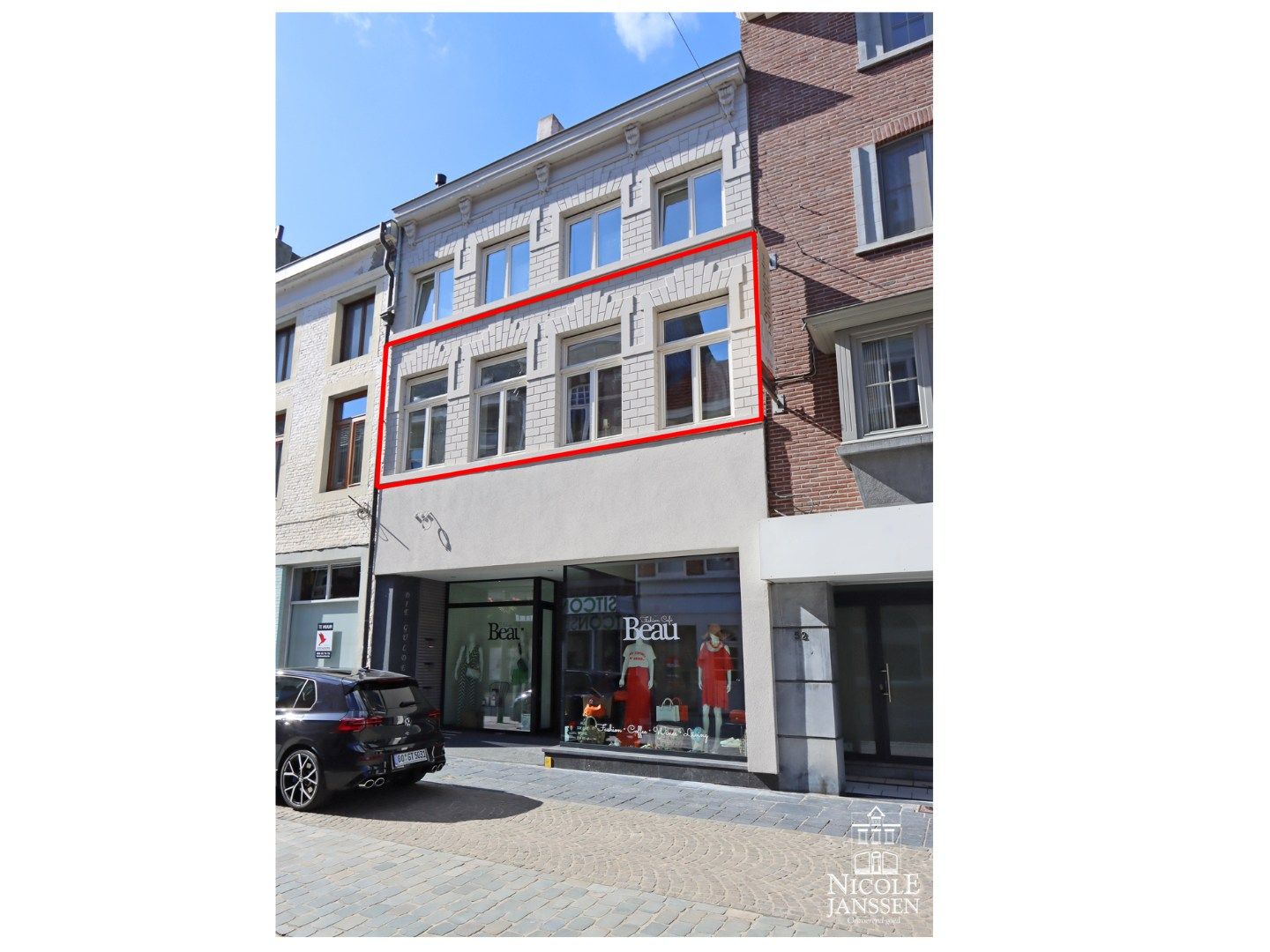Trendy appartement met gezellig binnenterras en lift in het hartje van Maaseik foto {{pictureIndex}}