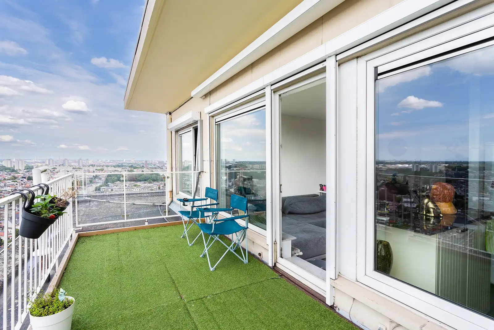 Lichtrijk appartement met ruim terras foto 3