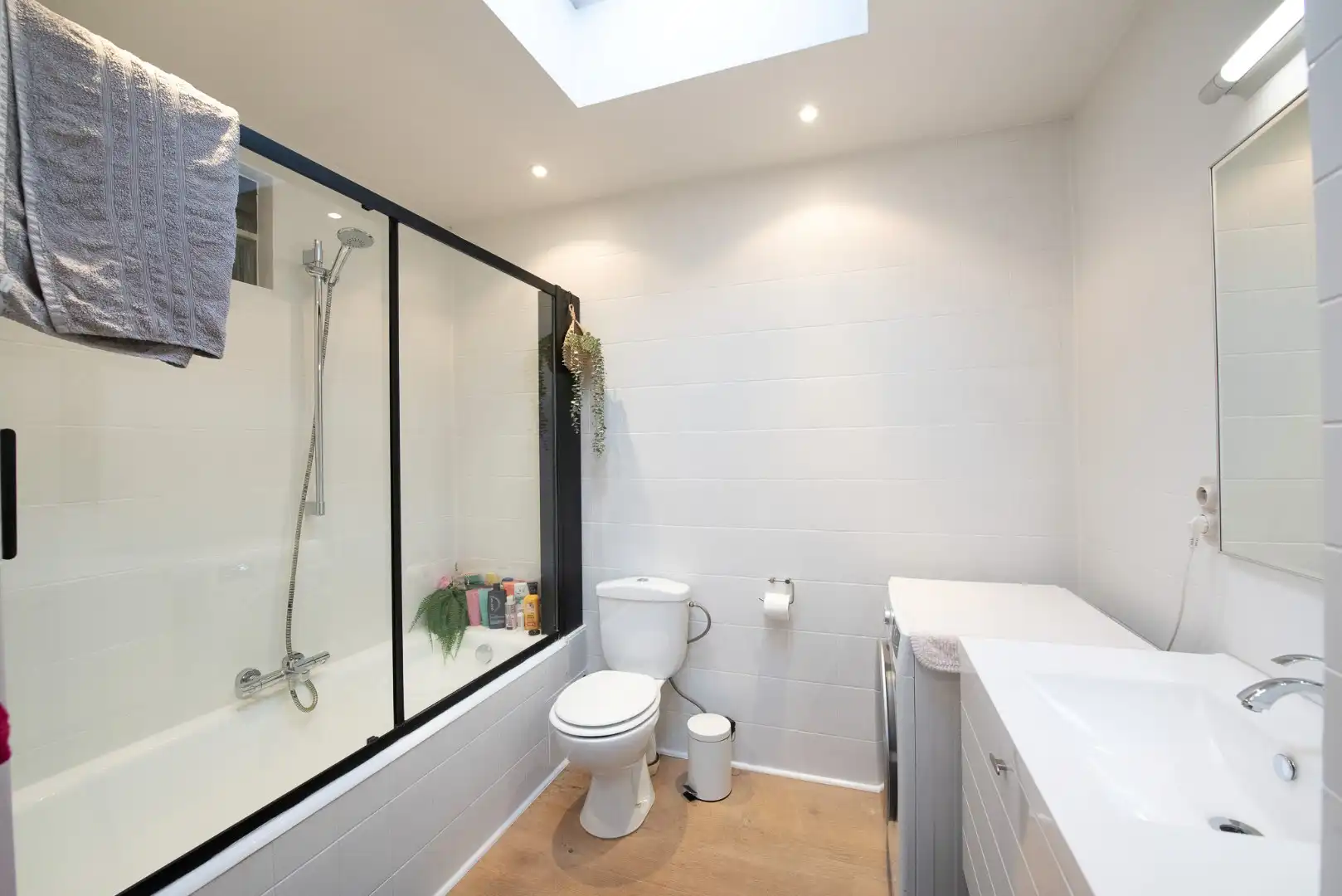 Instapklare hoekwoning met 2 garages 'TE KOOP' te Oeselgem. foto 15