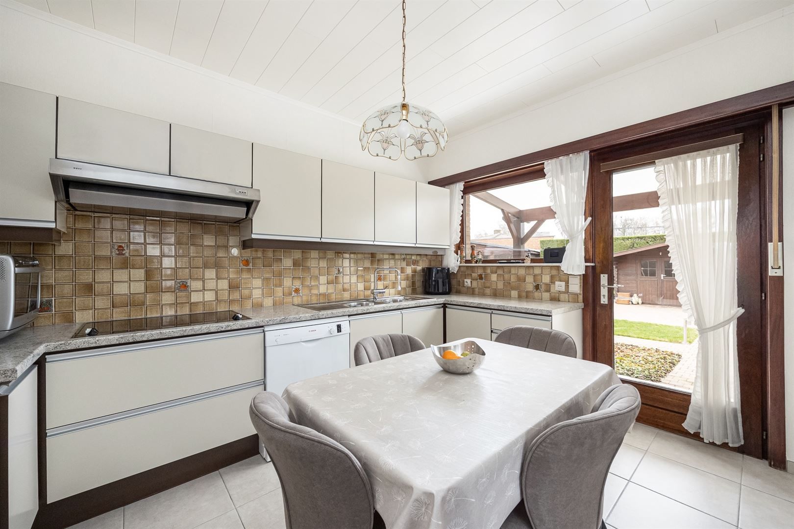 Verzorgde laagbouwwoning met tuin en garages! foto 6