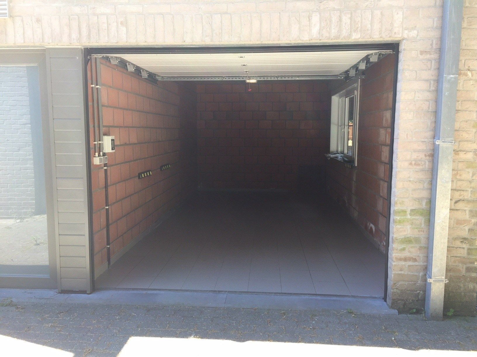 Ruime garage nabij centrum Handzame, gunstig gelegen. foto 2