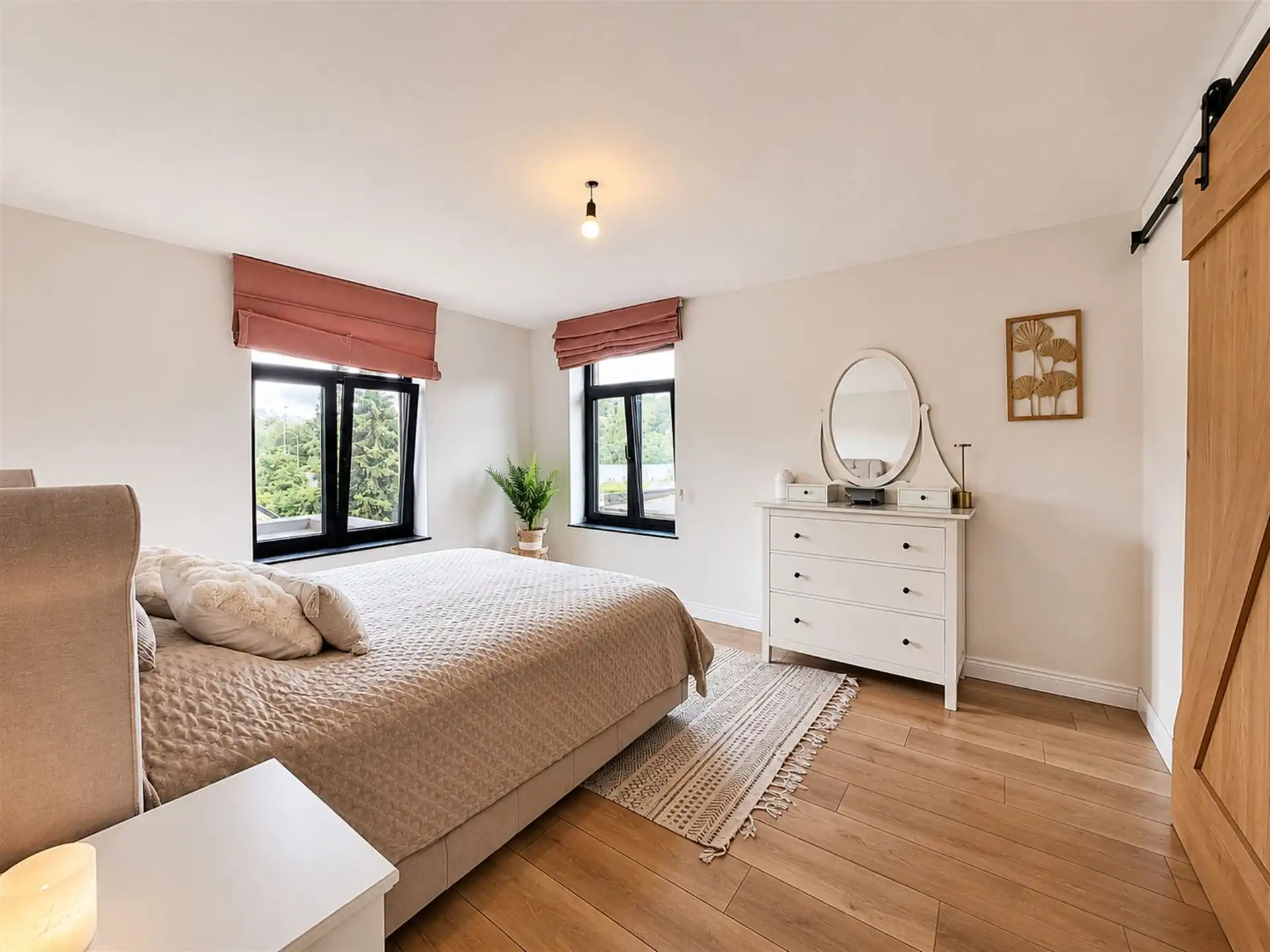 Stijlvolle halfopen pastorijwoning met praktijkruimte, 4 slaapkamers, garage en zonnige tuin op bijna 10 are foto 24