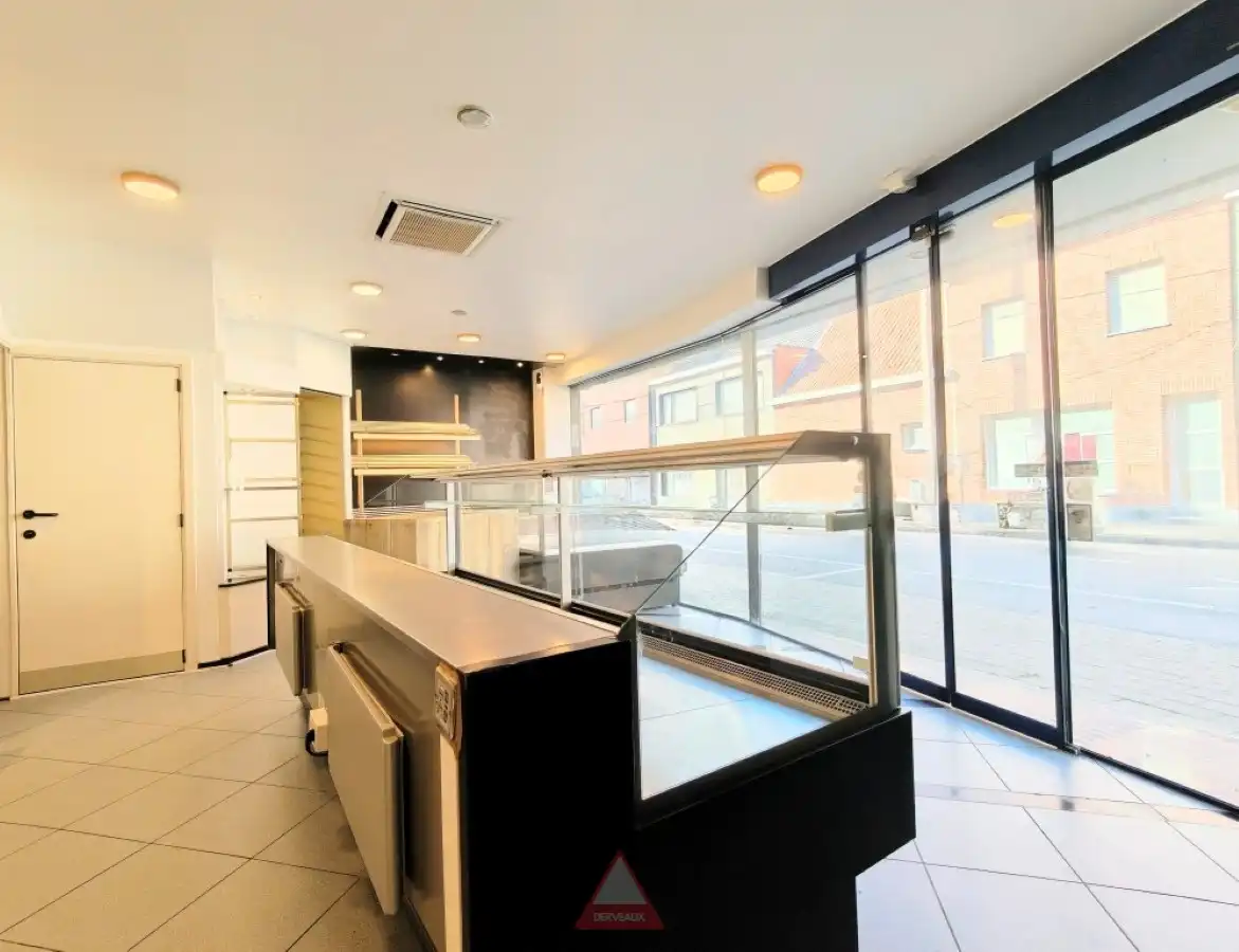 Moorslede – Veelzijdig handelspand met woonst en magazijn op commerciële ligging foto 4