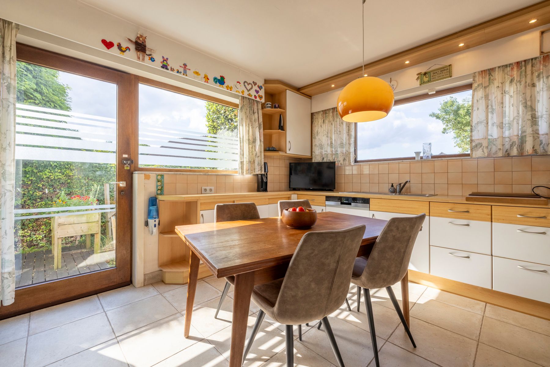 Villa met 4 slaapkamers, grote tuin en garage te koop! foto 9