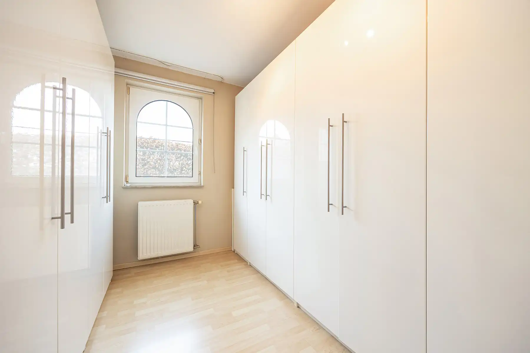 INSTAPKLARE, RIANTE GEZINSWONING MET 5 SLAAPKAMERS,  RUIMTE VOOR VRIJ BEROEP, INPANDIGE GARAGE IN KELDER EN GUNSTIG EPC OP PERCEEL VAN 11A30CA TE OUDSBERGEN foto 14