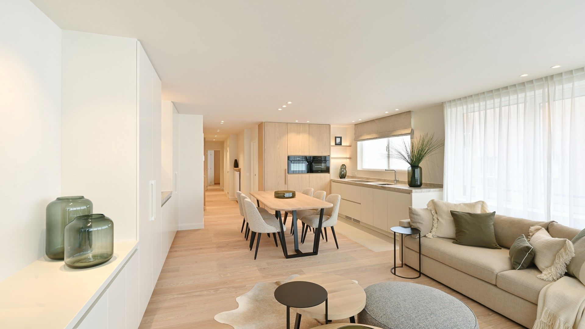 Schitterend HOEKappartement met 3 volwaardige slaapkamers ideaal gelegen in het midden van de Lippenslaan te Knokke. foto 3