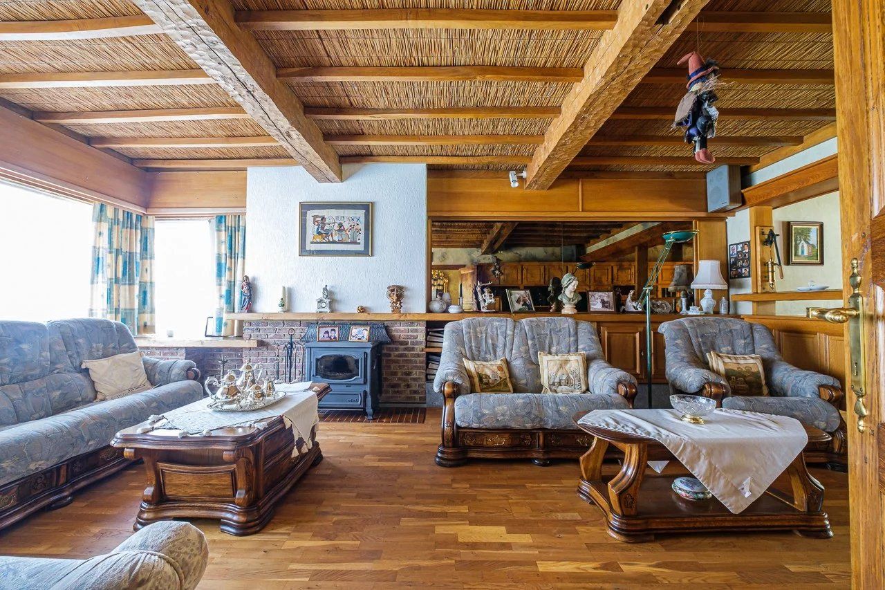 Ruime, op te knappen villa met handelsruimte foto 5