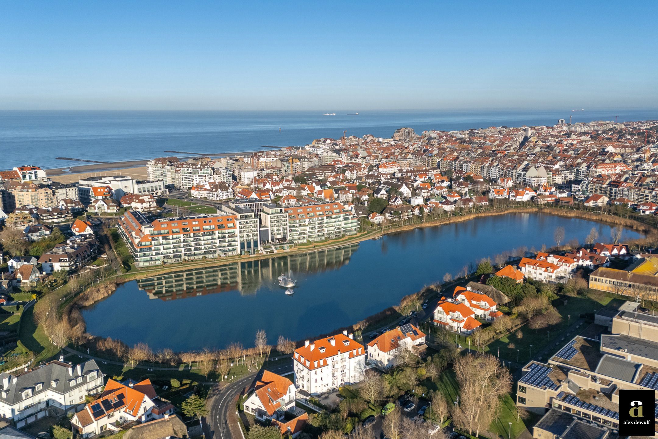 Hoofdfoto van de publicatie: Modernistische villa met directe toegang tot het Zegemeer.