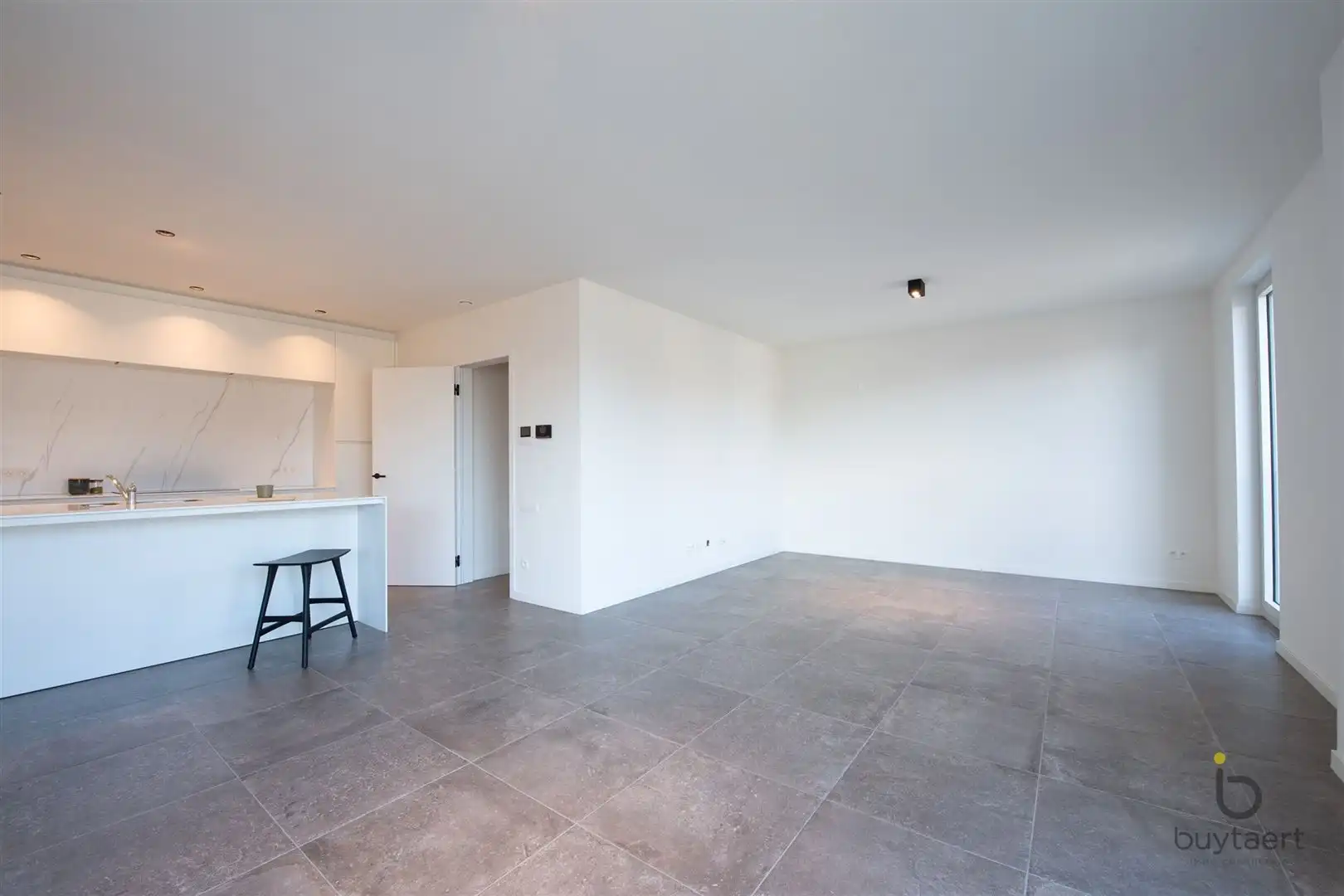 Recent 1 slaapkamer appartement met prachtig uitzicht! foto 10