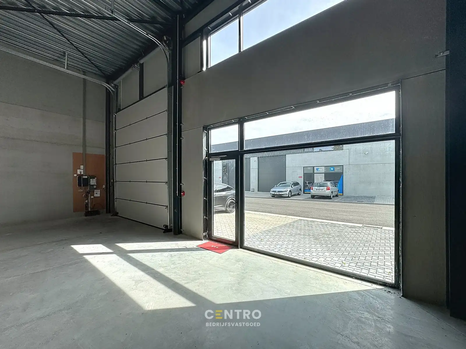 Goed geïsoleerde (vorstvrij) NB OPSLAGRUIMTE (255m²) met grote glaspartij (burelen) en 2 private parkeerplaatsen voor de deur. Op industriezone te Aalter. foto 6
