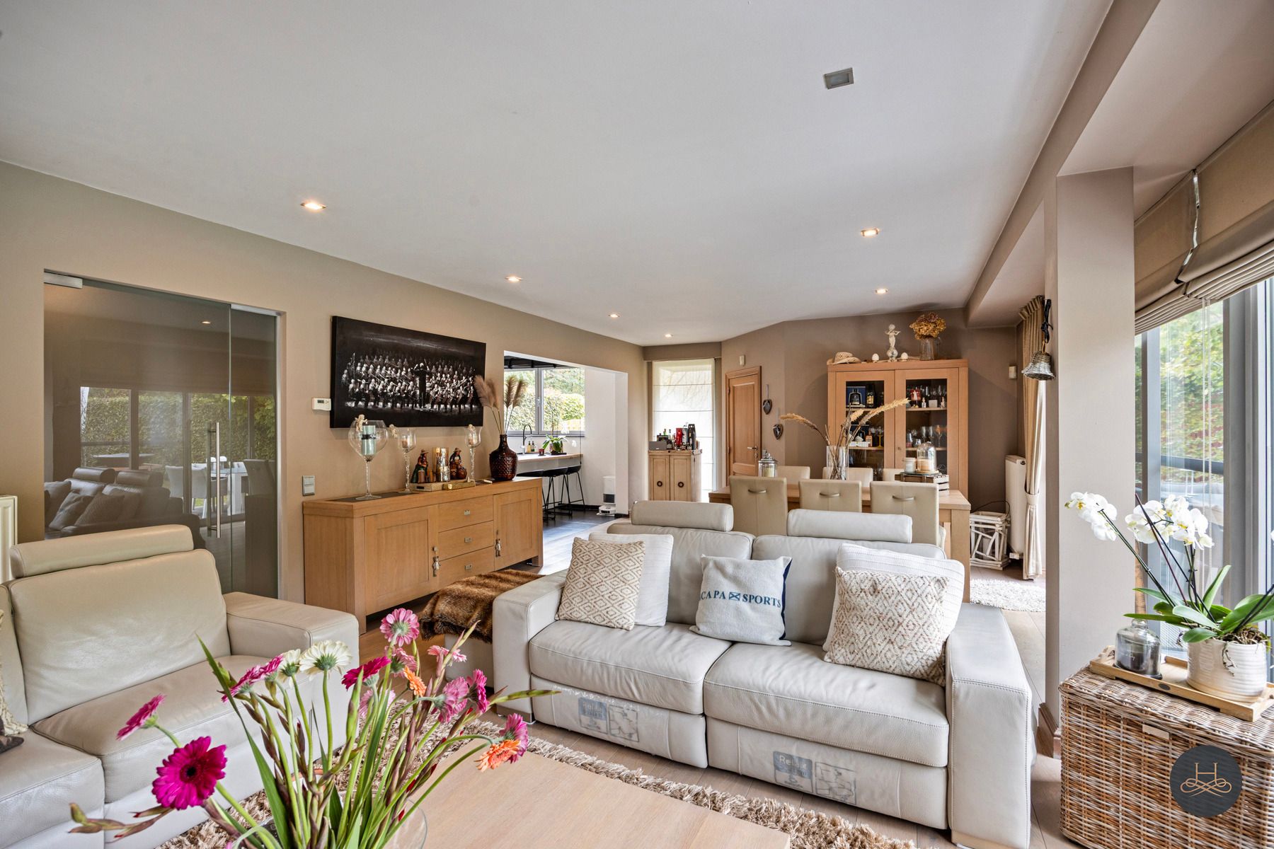 Ruime gezinswoning met zwembad in groene, rustige omgeving foto 16