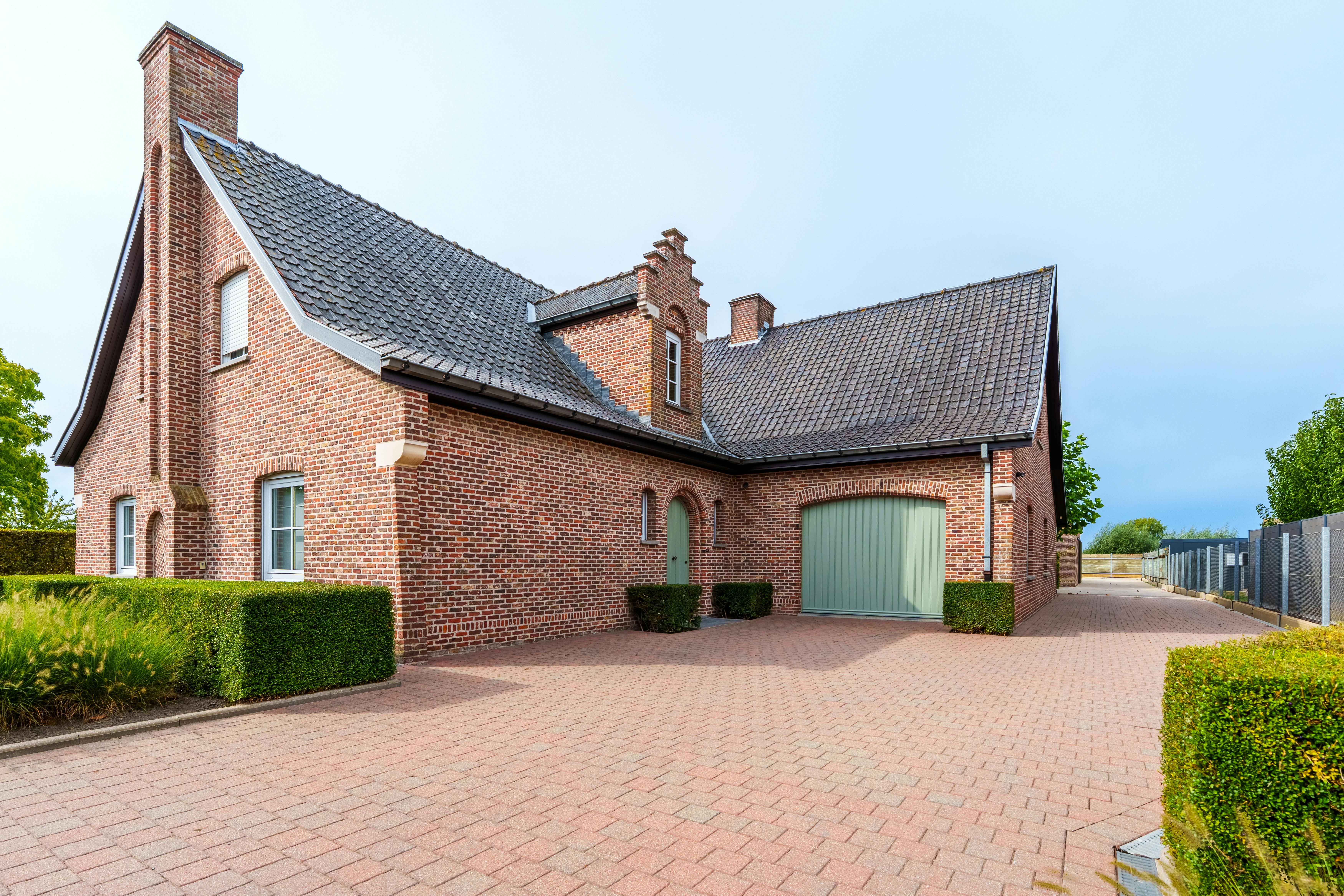 Ruime villa te koop in Gits met bijgebouw op 1.639 m² foto 2