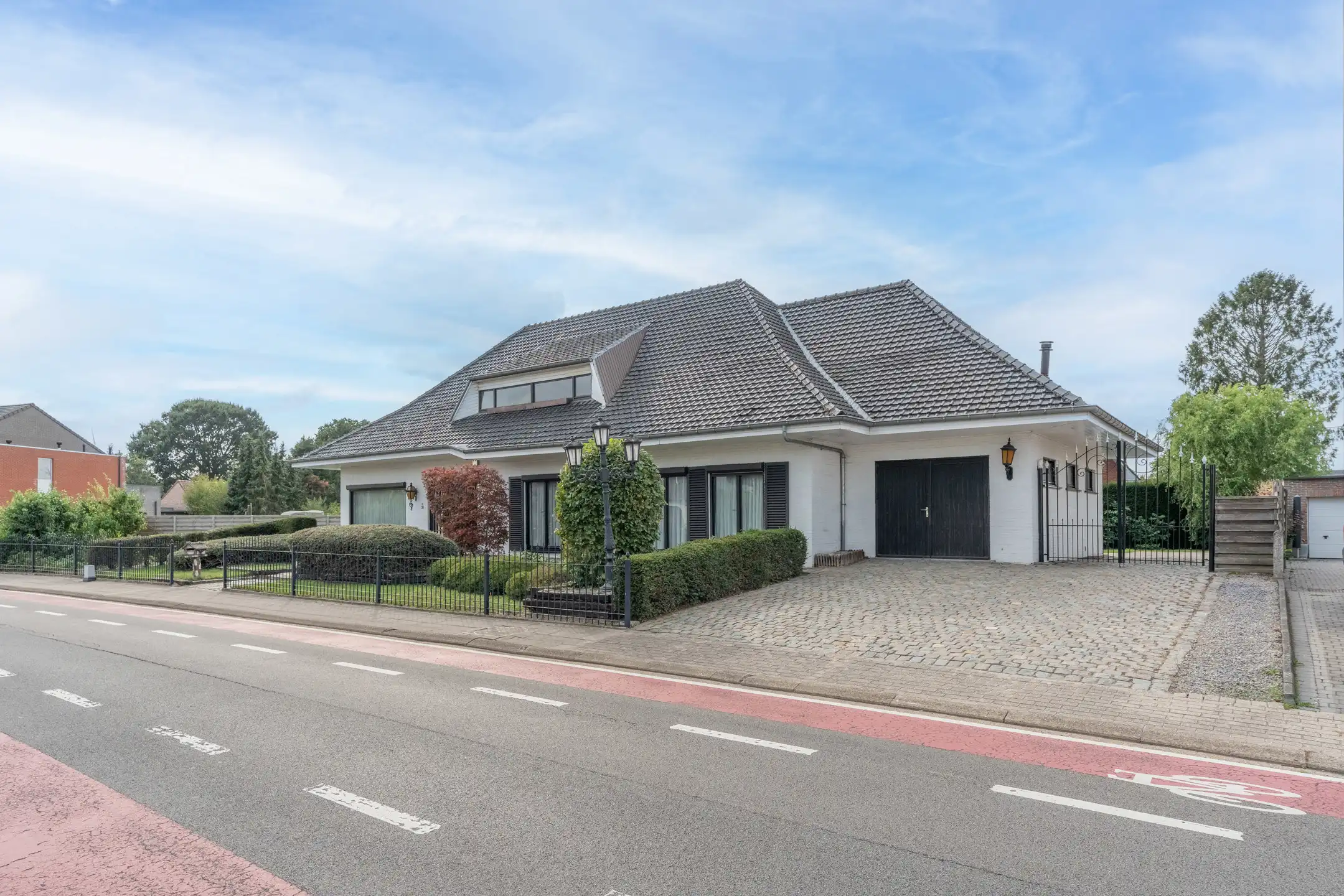 Hoofdfoto van de publicatie: Charmante laagbouwvilla met 4 slpks (mog. meer) op 916 m²