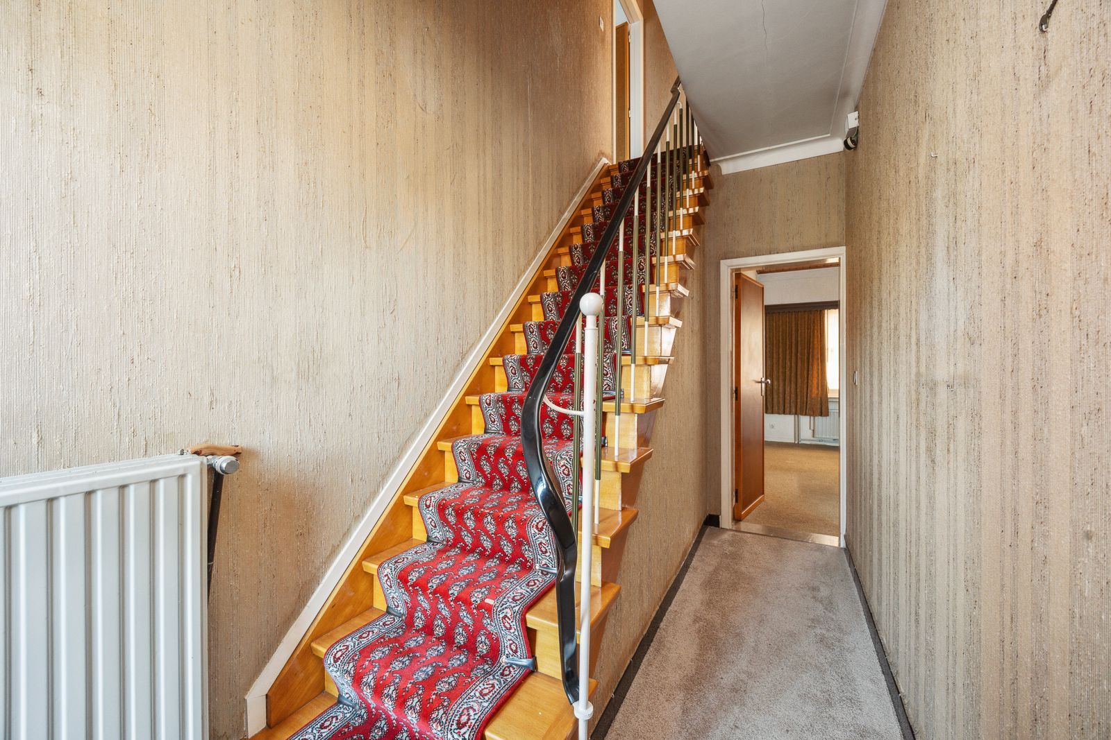 Ruime woning met renovatiepotentieel, garage en zuid tuin in Putte-Kapellen. foto 9