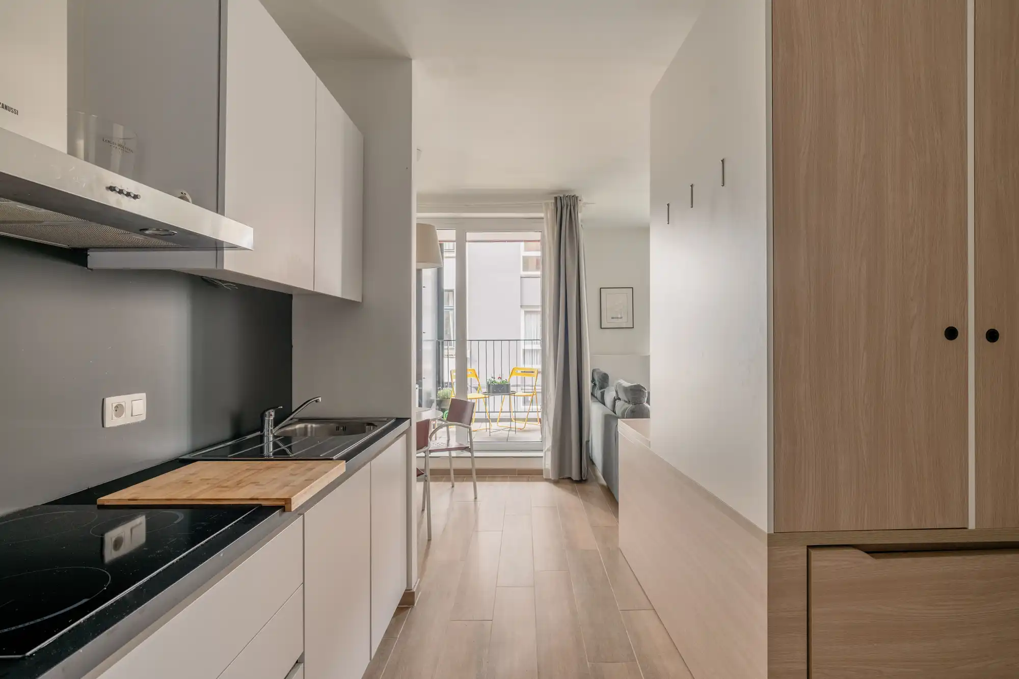 Functionele studio met terras, gemeenschappelijke binnentuin en ondergrondse autostaanplaats(en). foto 5