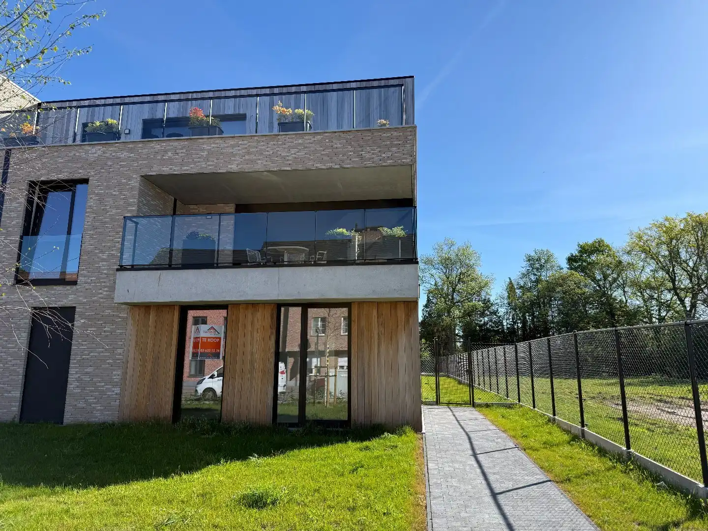 Gelijkvloers 2-slpk appartement met tuin, 2 stpls en een kelder foto 10