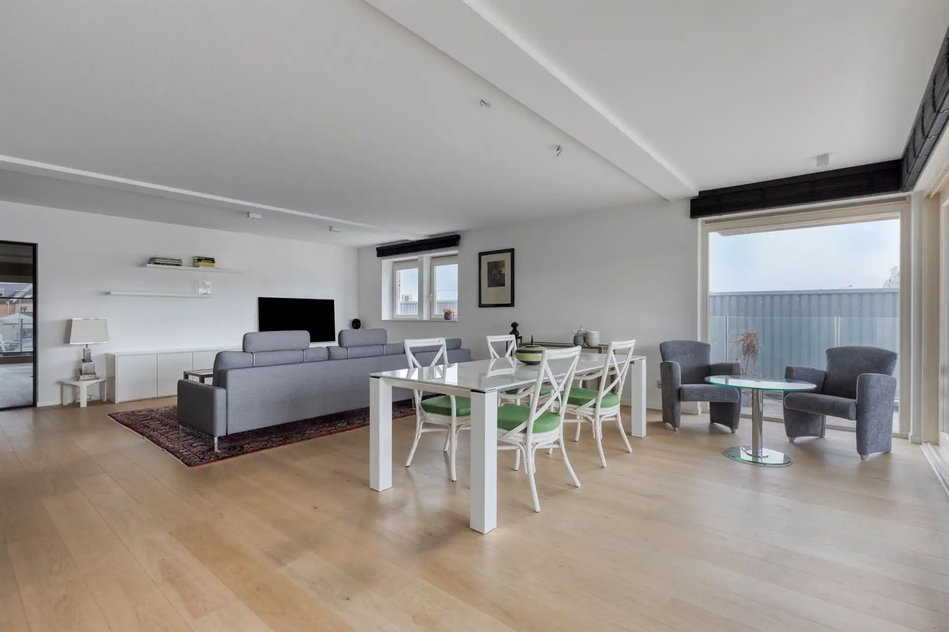 Appartement met 3 slaapkamers en 2 garages. foto 4