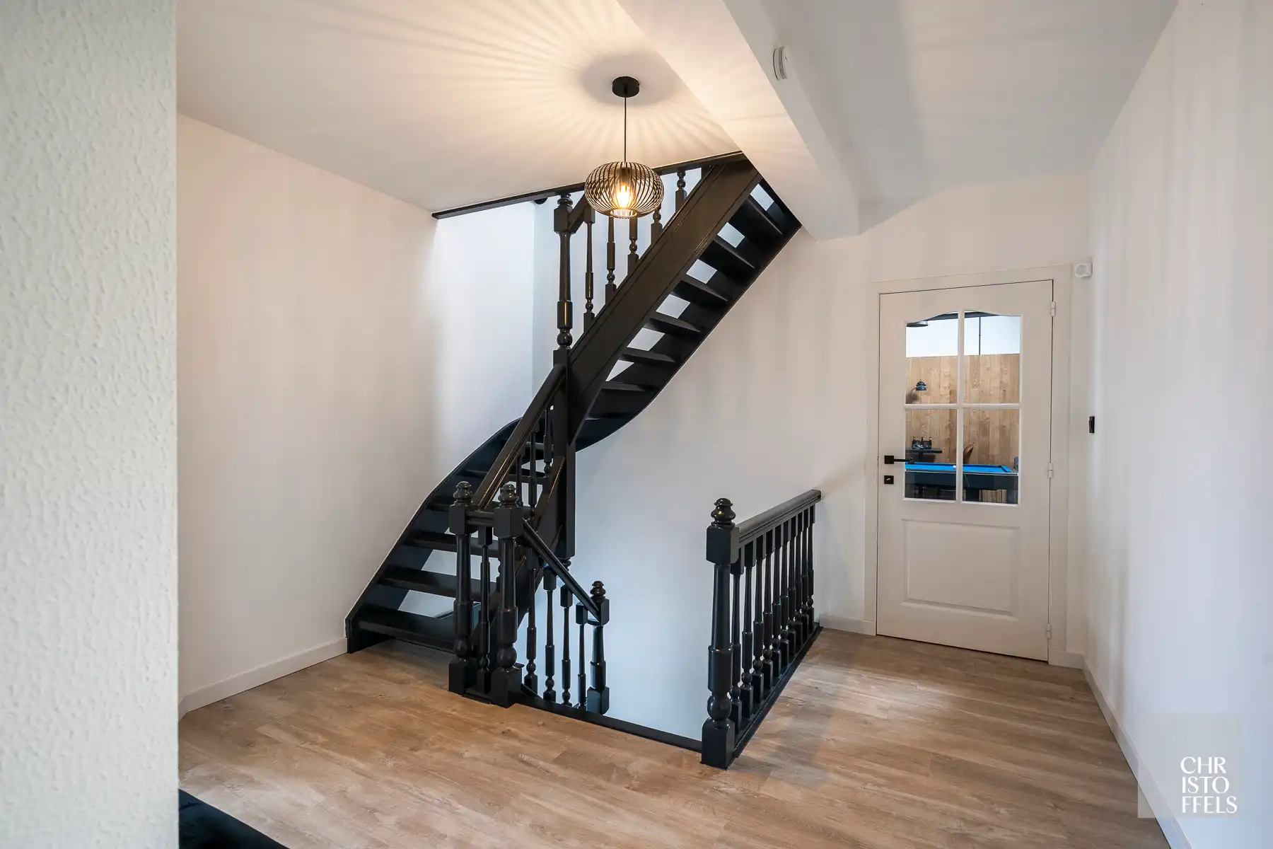 Uitzonderlijk ruime (440m²!) en volledig gerenoveerde woning met commerciële topligging en tal van mogelijkheden in Lanaken! foto 19