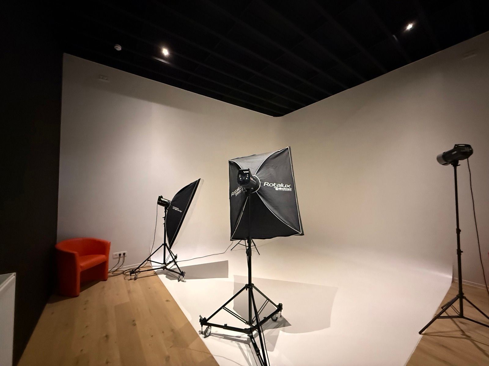 Perfect afgewerkt industriepand met kantoor en loods foto 16