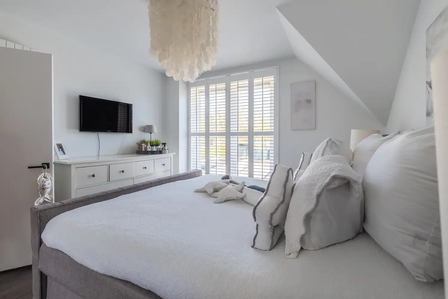 Stijlvolle, instapklare woning met vier slaapkamers, twee badkamers en verwarmd zwembad te koop in Lanaken foto 62