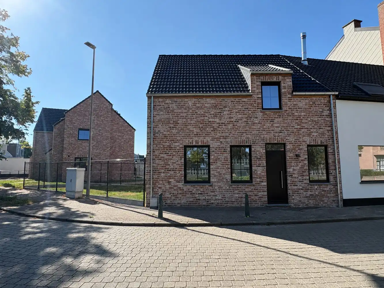 Nieuwbouwwoning met 3 slaapkamers + zonnige tuin in het centrum van Varsenare foto {{pictureIndex}}