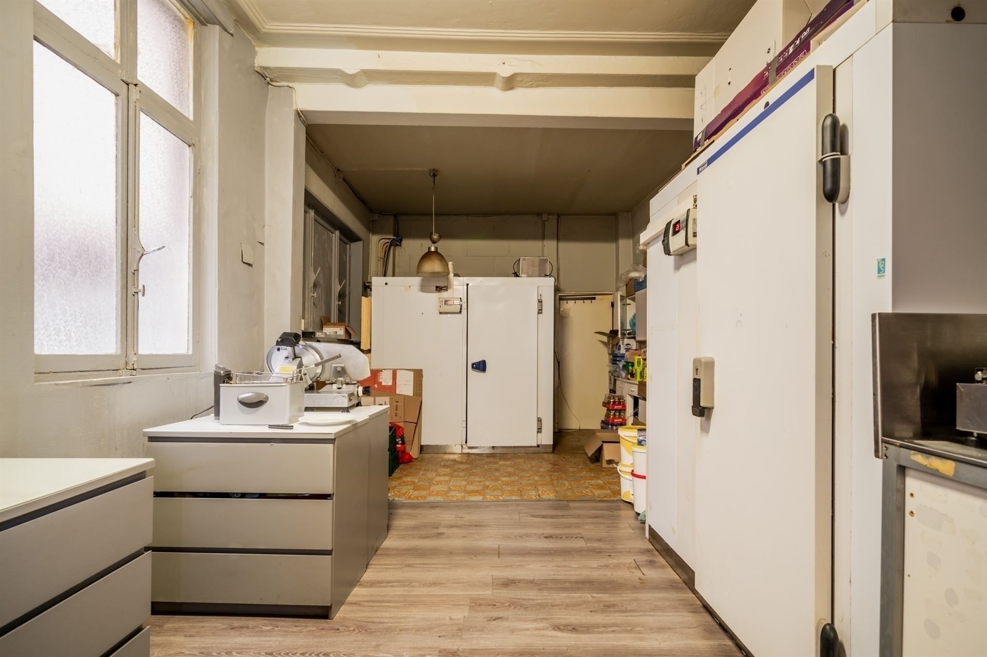 Duplex appartement met handelsgelijkvloers en zicht op stadhuis! foto 18