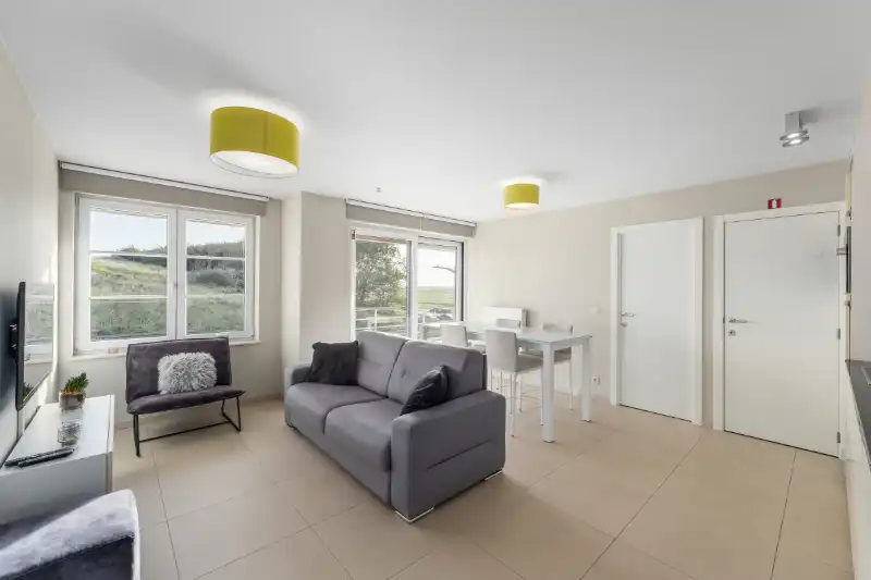 Luxueus appartement met breed terras en zijdelings zeezicht foto 3
